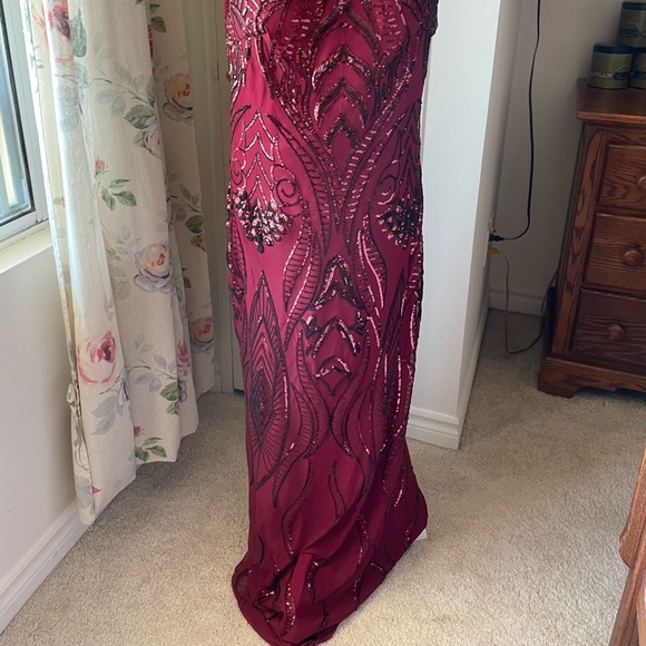 Beautiful full length sequins gown. - Picture 2 of 8